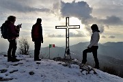01 Alla croce di vetta della Cornagera (1311 m)  